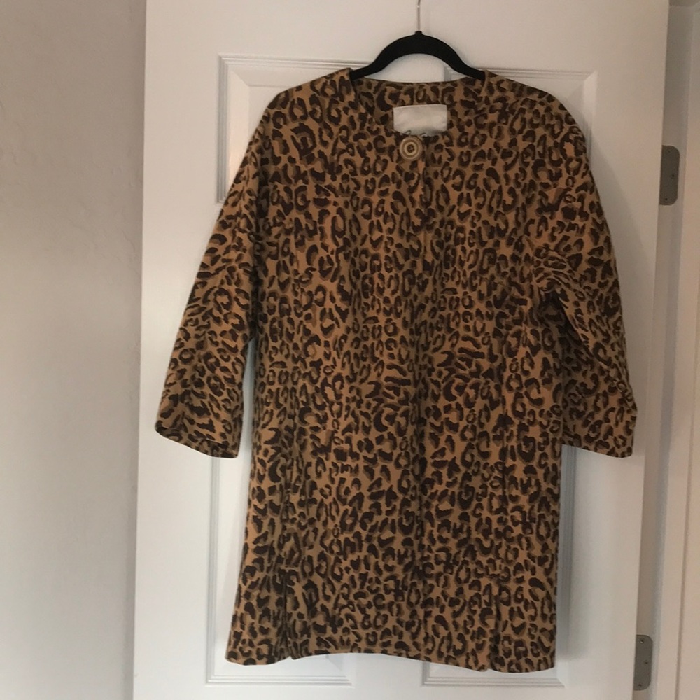 Carole Anderson by invitation animal print med coat.